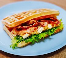 Классические вафли с омлетом и беконом