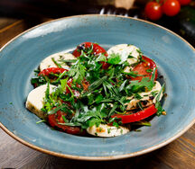 Салат по-грузински с сыром сулугуни