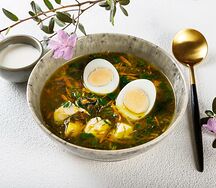 Щавелевый с яйцом и сметаной