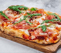 Римская пицца Прошутто с вялеными томатами