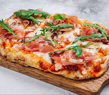 Римская пицца Прошутто с вялеными томатами