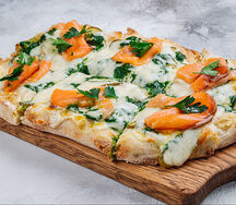 Римская пицца Семга с соусом из шпината