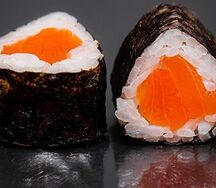 Маки ролл с лососем