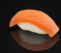 Суши лосось