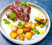 Свиные ребра BBQ с жаренным картофелем гриль