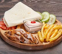 Арабская шаурма в тарелке с картофелем фри