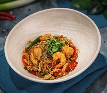 Лапша по-сингапурски с креветками и цыпленком