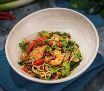 Лапша по-тайски с креветками и цыпленком