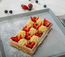 Вафля со свежей клубникой и заварным кремом