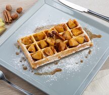 Вафля с яблоками в карамели