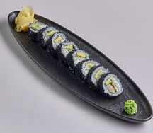 Чёрный ролл с угрём и креветкой