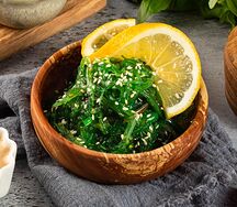 Салат Чука с ореховым соусом