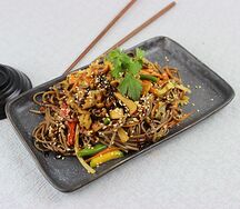 Соба с морепродуктами в устричном соусе