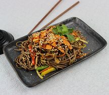 Соба с лососем кисло-сладкий