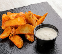 Большой картофель по-деревенски и чесночный соус