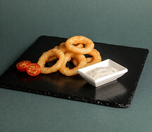 Луковые кольца и чесночный соус