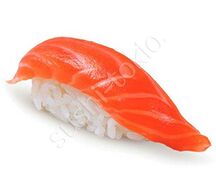 Суши с копченым лососем