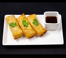 Жареные спринг-роллы с курицей, креветкой и овощами 