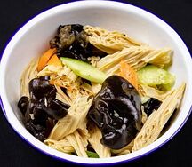 Спаржа с древесными грибами в луковом масле 