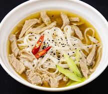 Шанхайский суп с говядиной и рисовой лапшой 