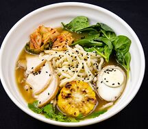 Суп Хуншао со свининой и кимчи 