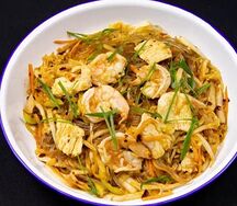 Стеклянная лапша с курицей и креветкой 