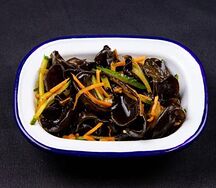 Чёрные древесные грибы с овощами