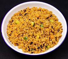 Рис Лаогама с яйцом и огурцом