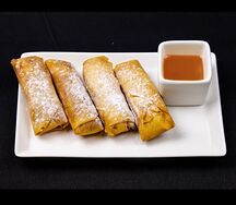Сладкие спринг-роллы яблоко-корица с карамельным соусом 