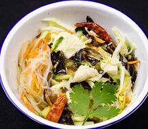 Салат по-харбински с курицей, фунчозой и овощами 