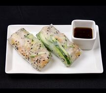 Свежие спринг-роллы с креветкой и соусом манго-кимчи