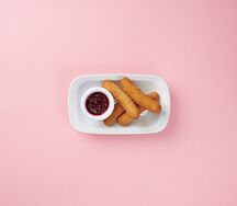 Чиз фри с клюквенным соусом