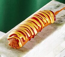 Большой корн-дог с сыром