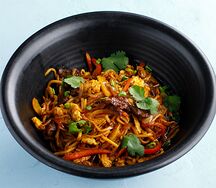 Желтая лапша с креветками 