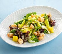 Салат с креветками, манго и миндалем