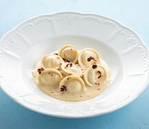 Пельмени из лосося и трески с соусом из топленого молока