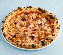 Пицца с тунцом и красным луком