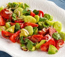 Итальянский салат с томатами и авокадо