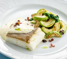 Палтус с соте из кабачка и шпината
