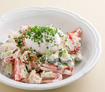 Салат овощной с яйцом пашот, сметаной и крабом