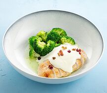 Куриная грудка с брокколи и соусом из пармезана