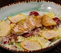 Салат Цезарь с курицей