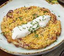 Золотисто-румяный драник под сыром