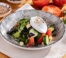 Салат с яйцом пашот 