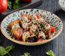 Салат с хрустящими баклажанами и томатами