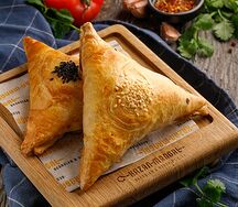 Самса с начинкой из сочного куриного фарша