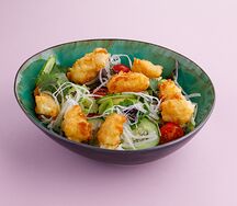 Салат с хрустящей треской и соусом из маракуйи