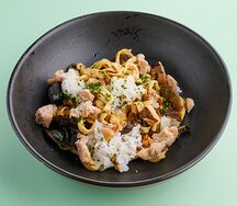 С куриным бедром, древесными грибами и трюфельным унаги