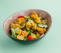 Салат с хрустящим куриным бедром и лаймовым айоли