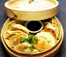 Пельмени китайские самолепные жареные со специальным соусом